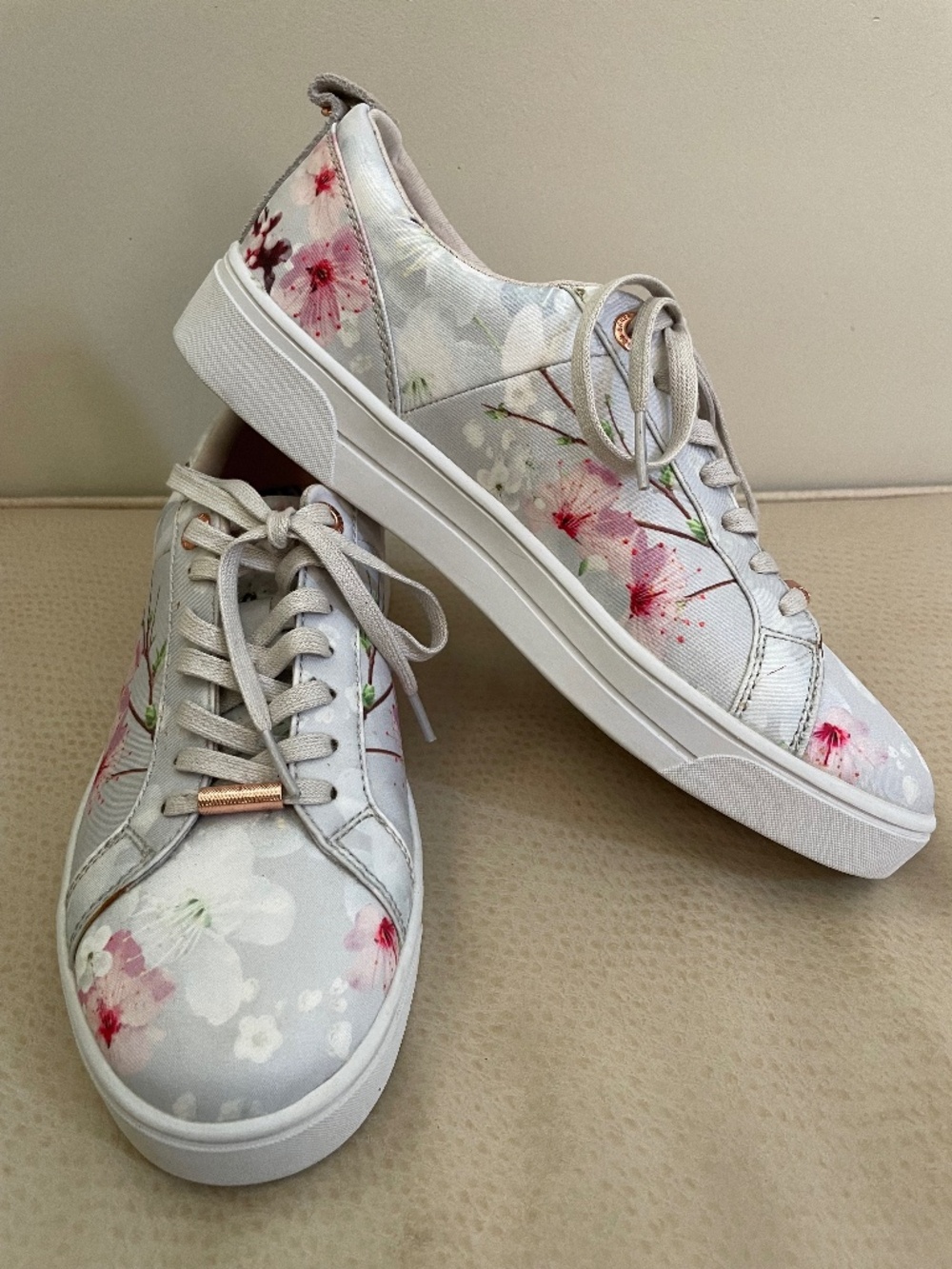 Ted Baker Sz 7 Floral Rubber Sole Sneakers